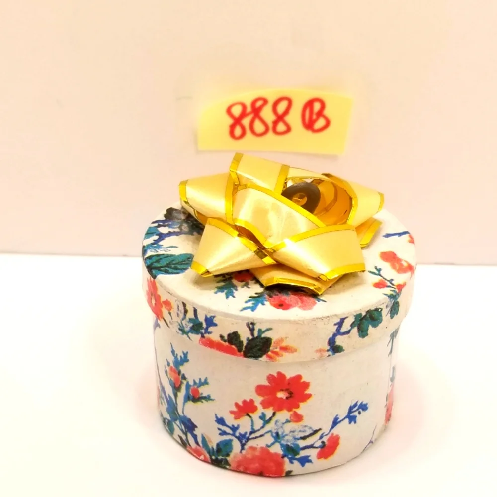 #888B Christmas Holiday Jewelry Box that looks like a Hat Box with Bow on Top